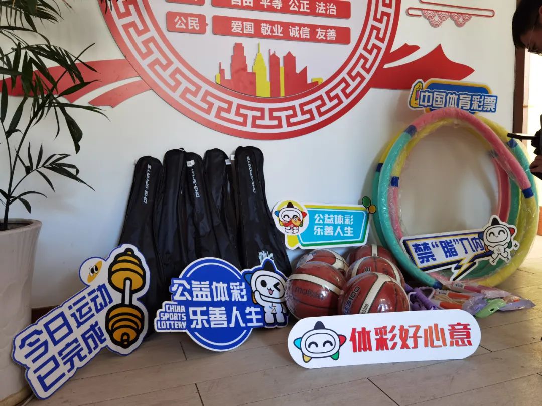 他以有限的